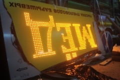 Вывески с открытой пиксельной подсветкой букв с полной заливкой